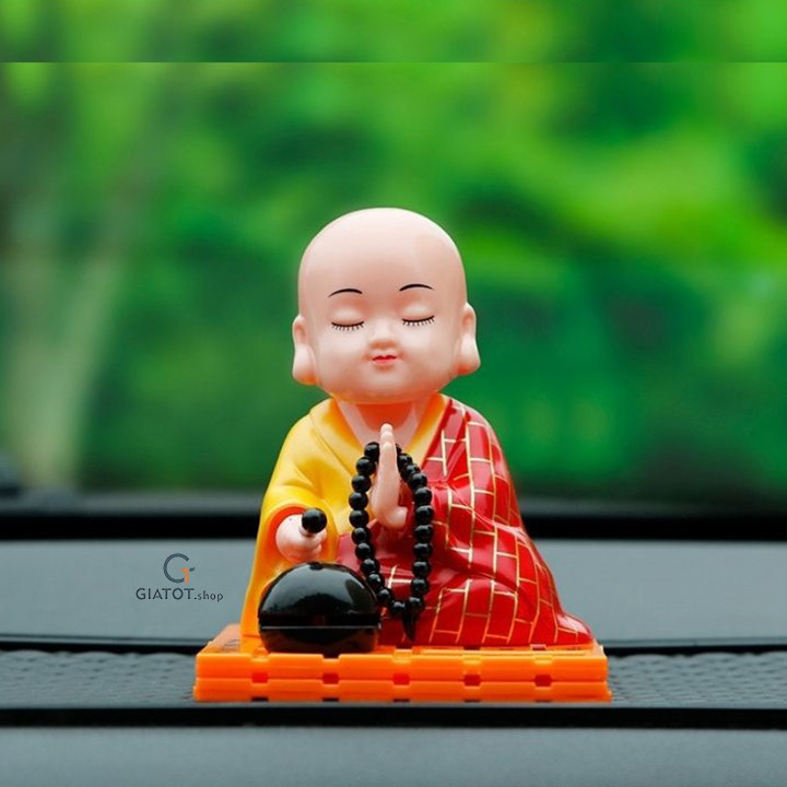 Tượng chú tiểu gõ mõ tụng kinh với nụ cười hiền hậu