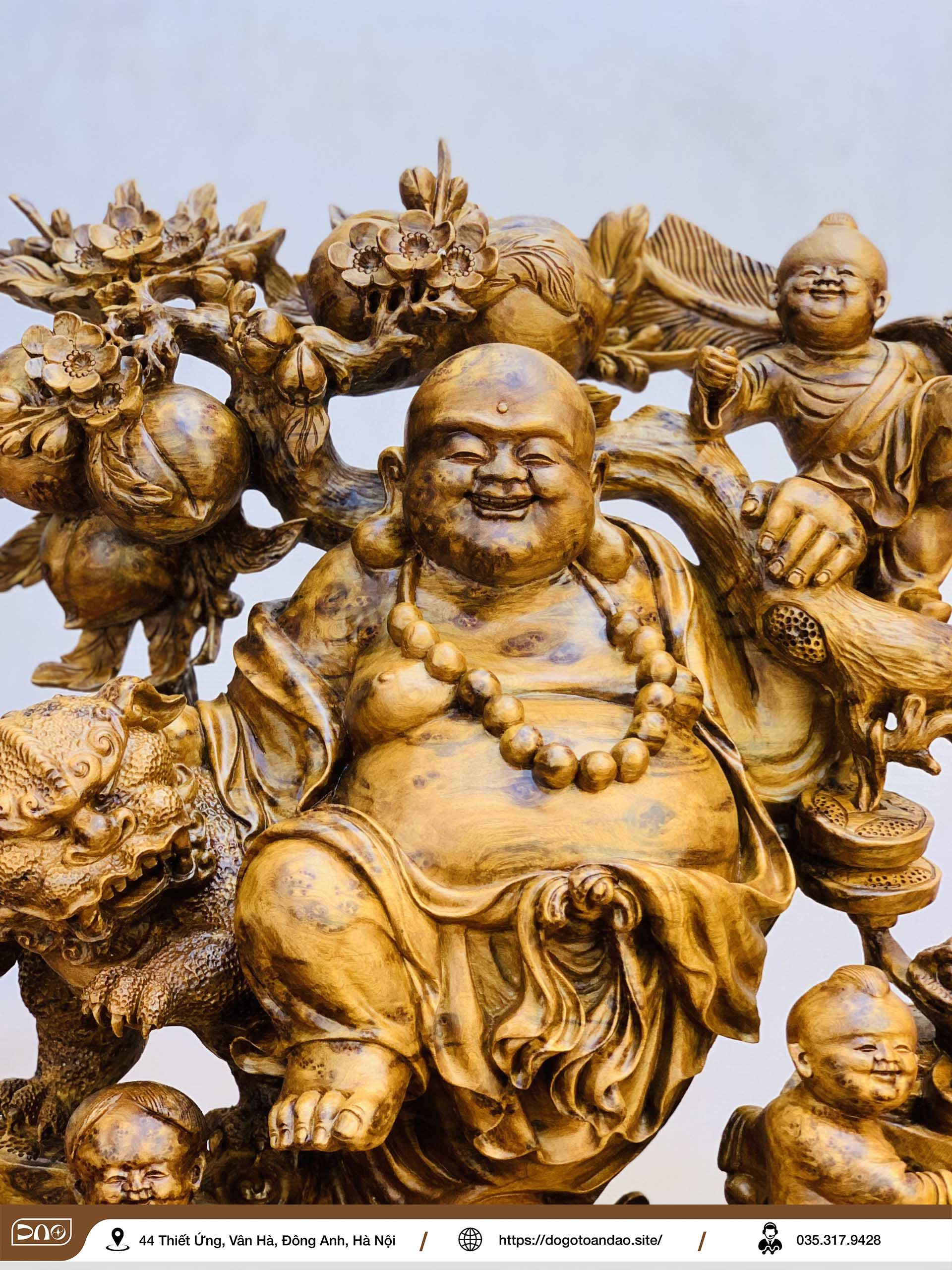 Tượng Di Lặc với những tiểu đồng xung quanh, mang ý nghĩa hạnh phúc gia đình