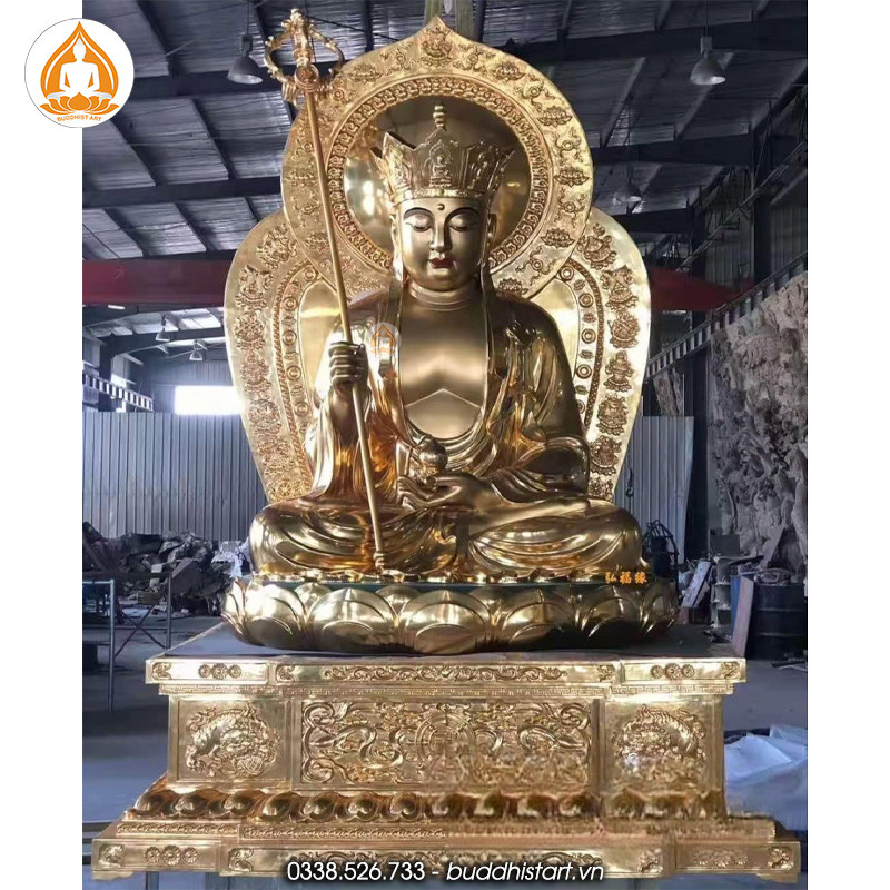 Tượng Địa Tạng Vương Bồ Tát bằng đồng với tích trượng, giải thoát chúng sinh