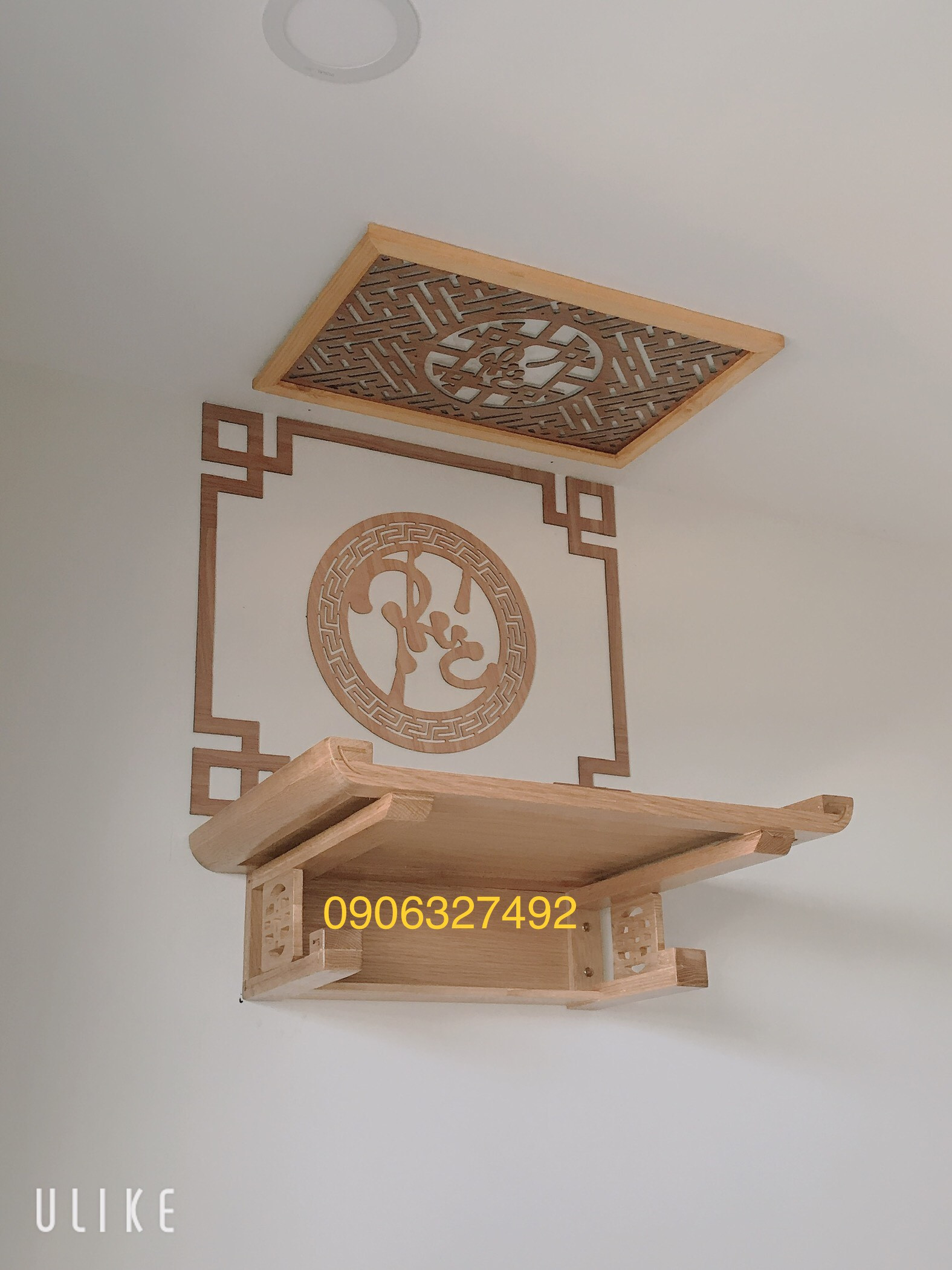 Tượng mẹ Quan Âm thờ trong nhà trên bàn thờ gỗ