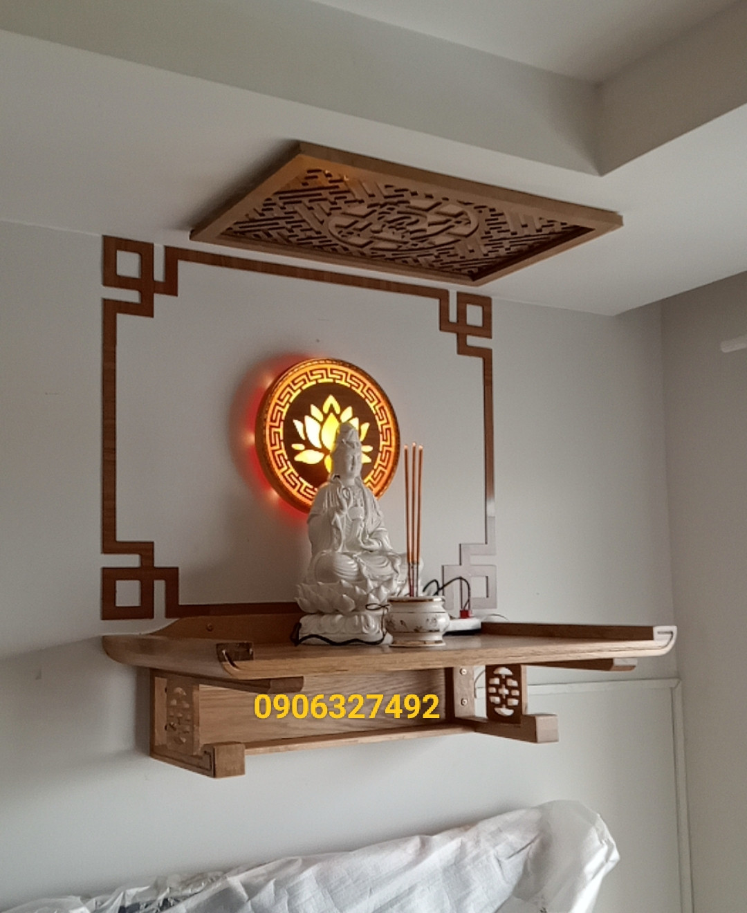 Tượng mẹ Quan Âm thờ trong nhà với đèn lồng