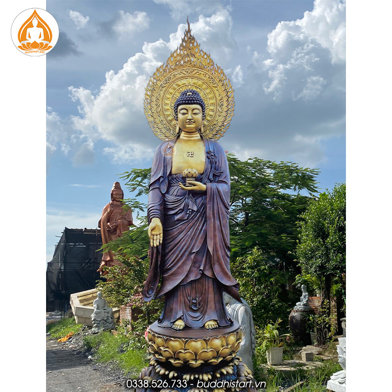 Tượng Phật A Di Đà bằng đồng đứng trang nghiêm trong không gian thờ tự