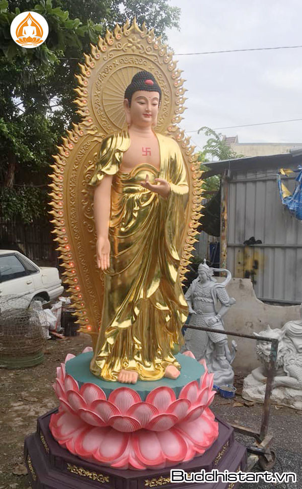 Tượng Phật A Di Đà đẹp nhất được đặt tại bàn thờ gia đình, tạo không khí thanh tịnh và thiêng liêng