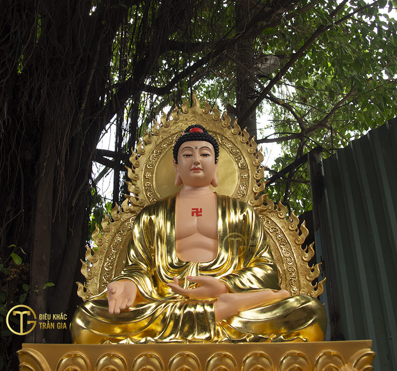 Tượng Phật A Di Đà đứng, mang ý nghĩa tiếp dẫn chúng sinh về cõi Tây Phương Cực Lạc.