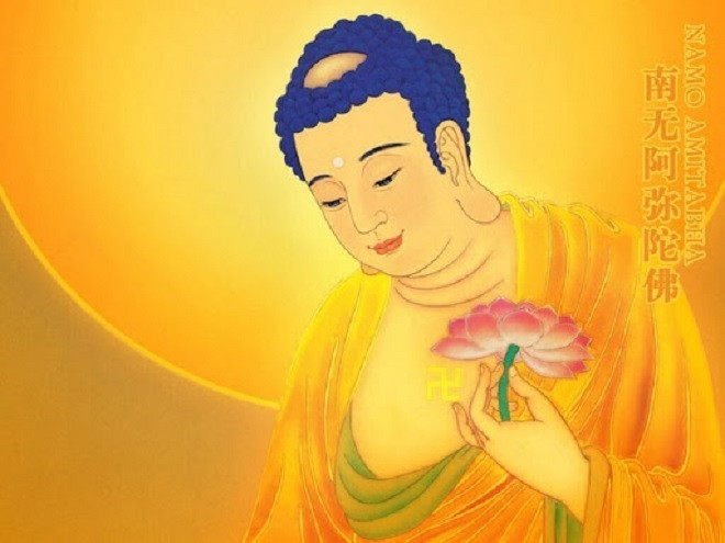 Tượng Phật A Di Đà trong chùa với nụ cười từ bi