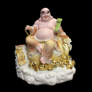 Tượng Phật Di Lặc ngồi trên đống tiền, làm từ bột đá cẩm thạch da hồng, thể hiện sự thịnh vượng và sung túc