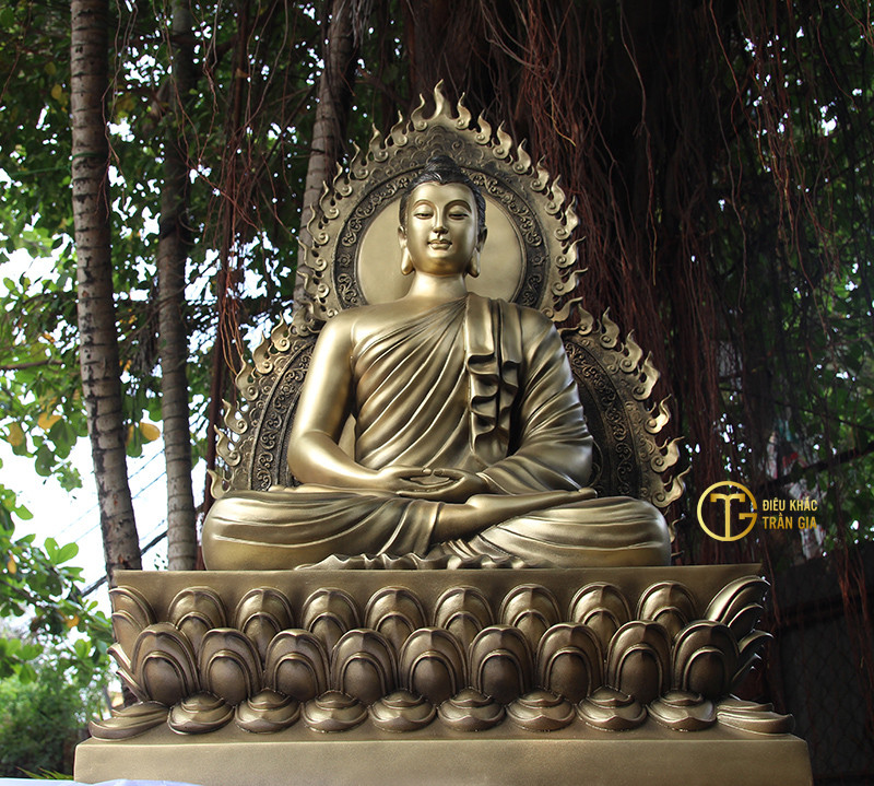 Tượng Phật Thích Ca ngồi thiền định được tạc bằng đồng, thể hiện sự tĩnh lặng và uy nghiêm.