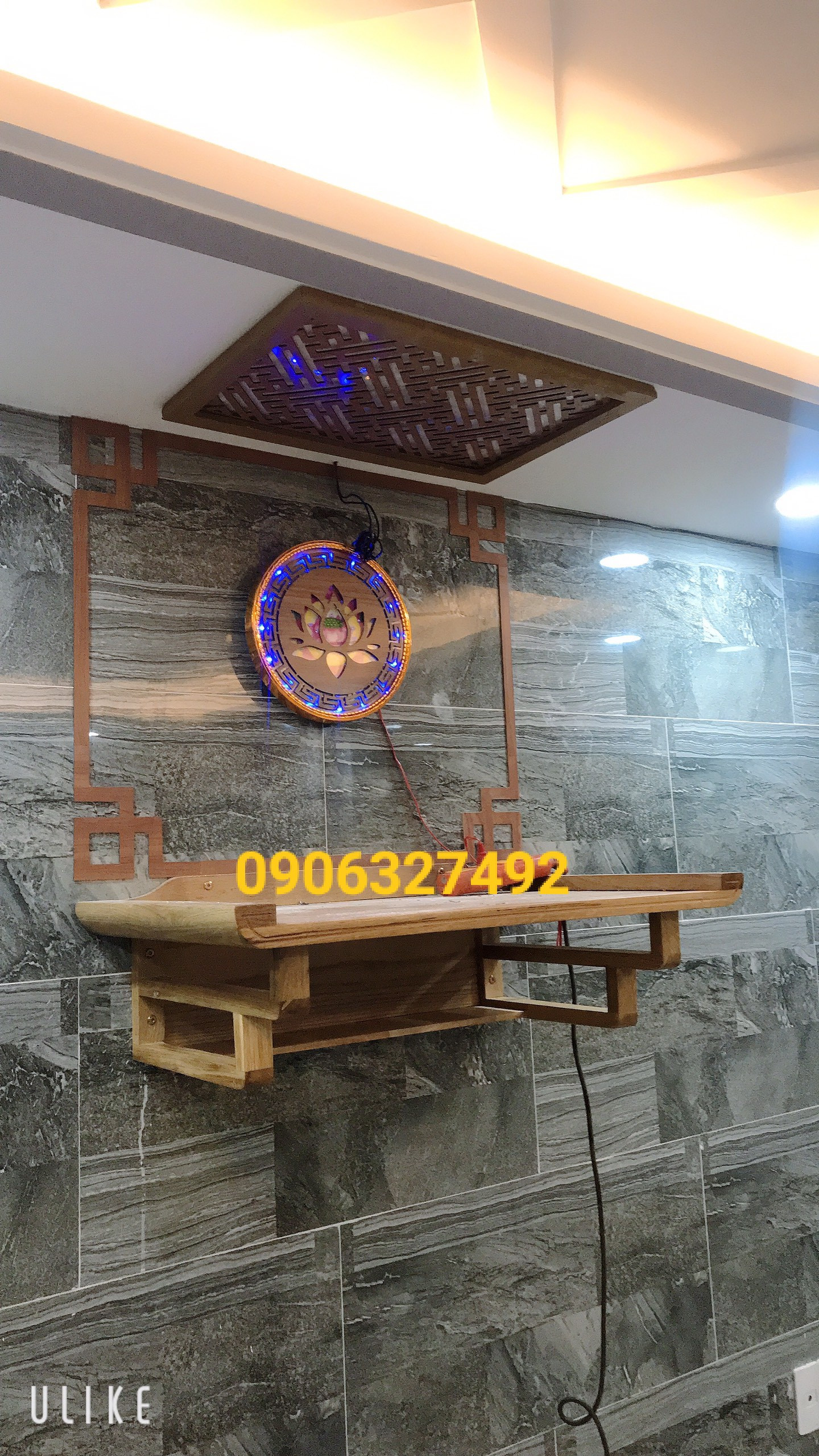 Tượng Phật trên bàn thờ gỗ ấm cúng
