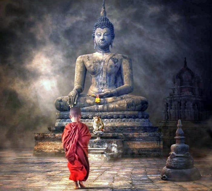 Tượng Phật với hoa sen và vật phẩm cúng dường, hành trình tìm hiểu niết bàn là gì