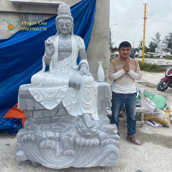 Tượng Quan Âm Tự Tại bằng đá với dáng ngồi thư thái