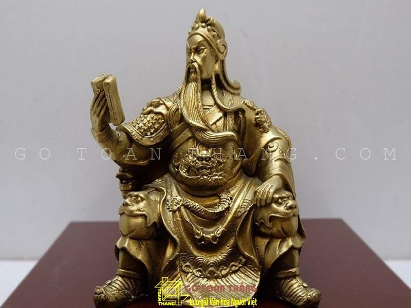 Tượng Quan Công đọc sách Xuân Thu, biểu trưng cho sự trí tuệ và đức độ