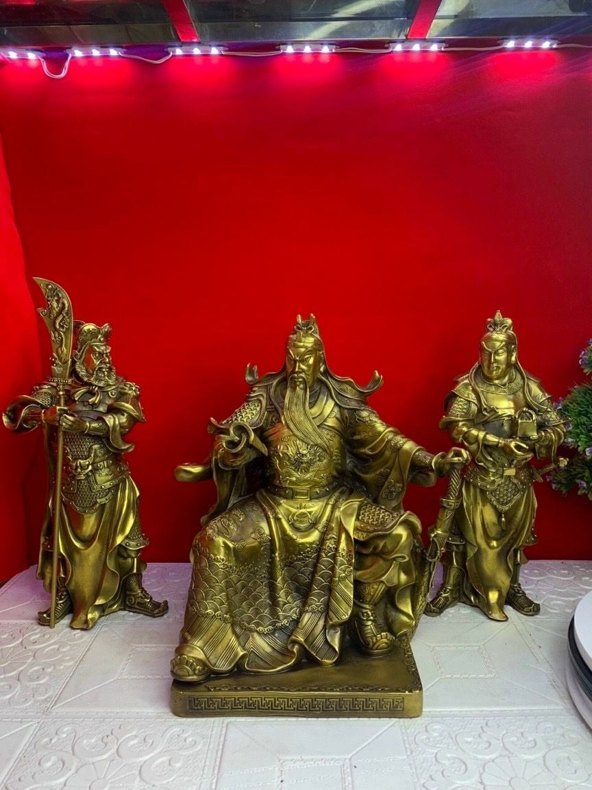 Tượng Quan Công uy nghiêm cầm đại đao