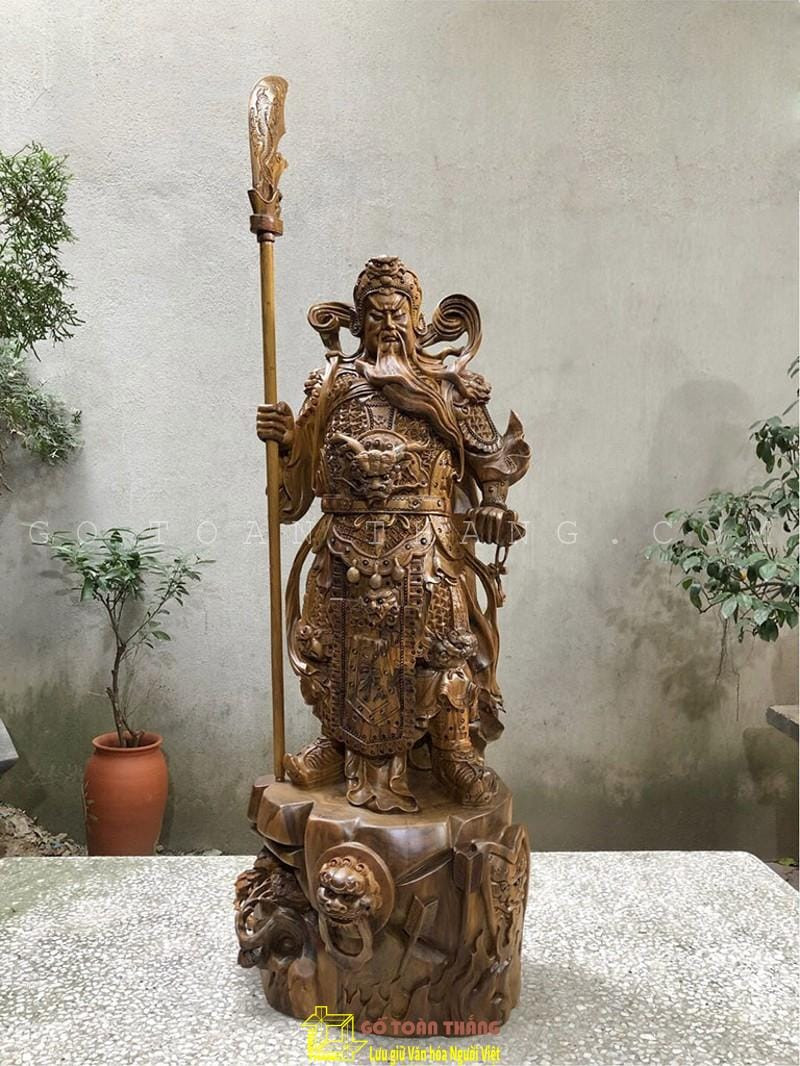 Tượng Quan Công với thanh Long Đao, thể hiện sức mạnh và sự uy nghi