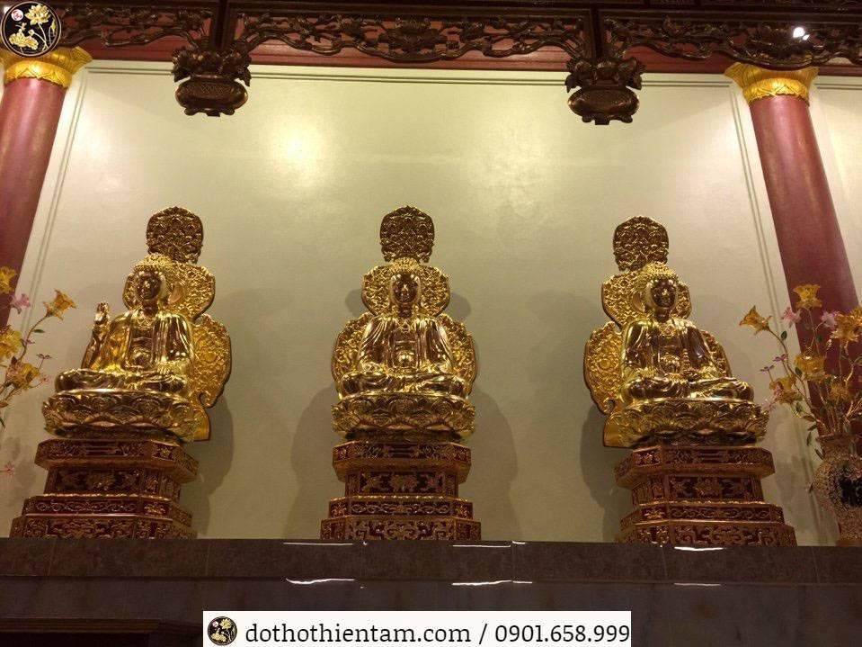 Tượng Tam Thế Phật ngồi trên đài sen biểu trưng cho sự thanh tịnh