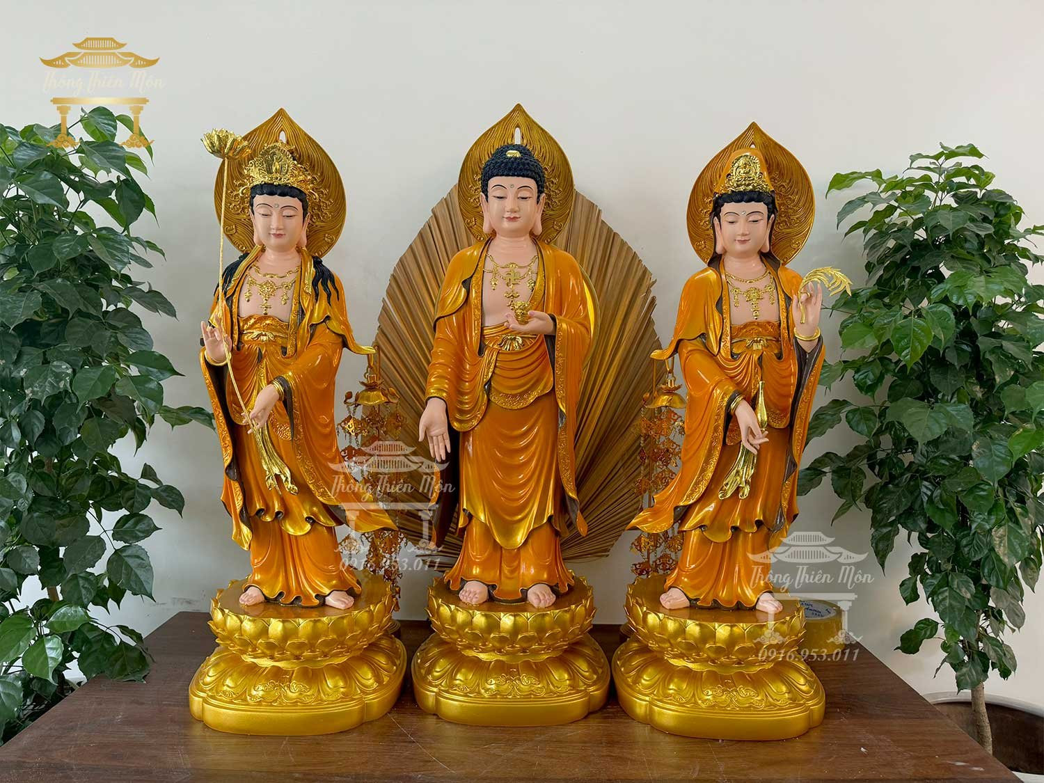 Tượng Tây Phương Tam Thánh với hình tượng Phật A Di Đà ở giữa, cao 70cm