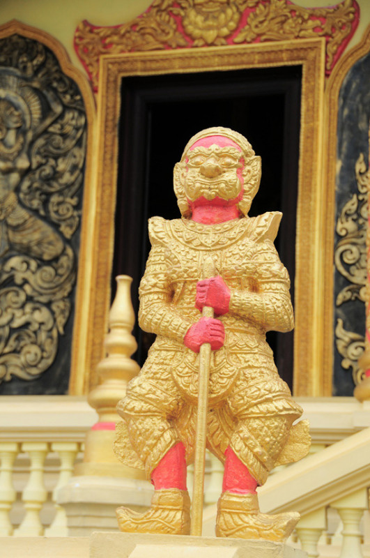 Tượng Yeak bảo vệ tại chánh điện chùa Khmer, minh họa cho hình ảnh thần linh trong văn hóa Phật giáo Nam tông, có liên quan đến các giả thuyết về chằn tinh.