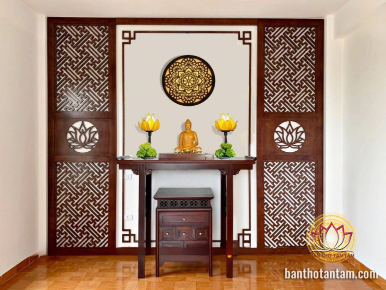 Vách dán trang trí bàn thờ với họa tiết hoa văn truyền thống, tạo không gian linh thiêng