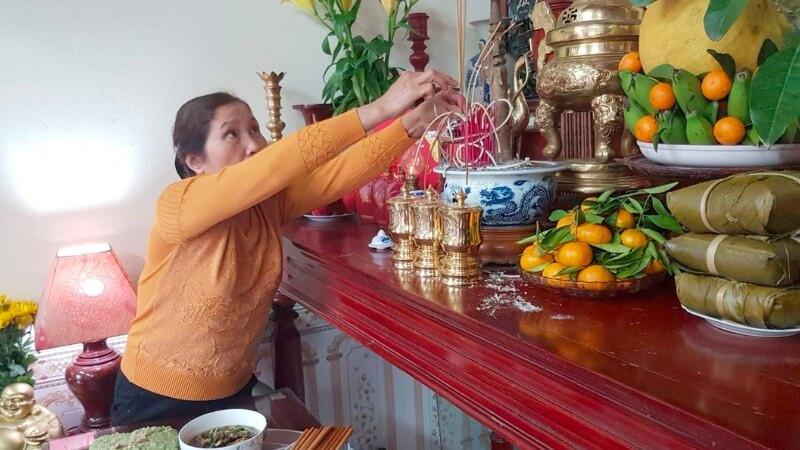 Văn khấn cúng giao thừa được in sẵn và đọc trong nghi thức cúng giao thừa