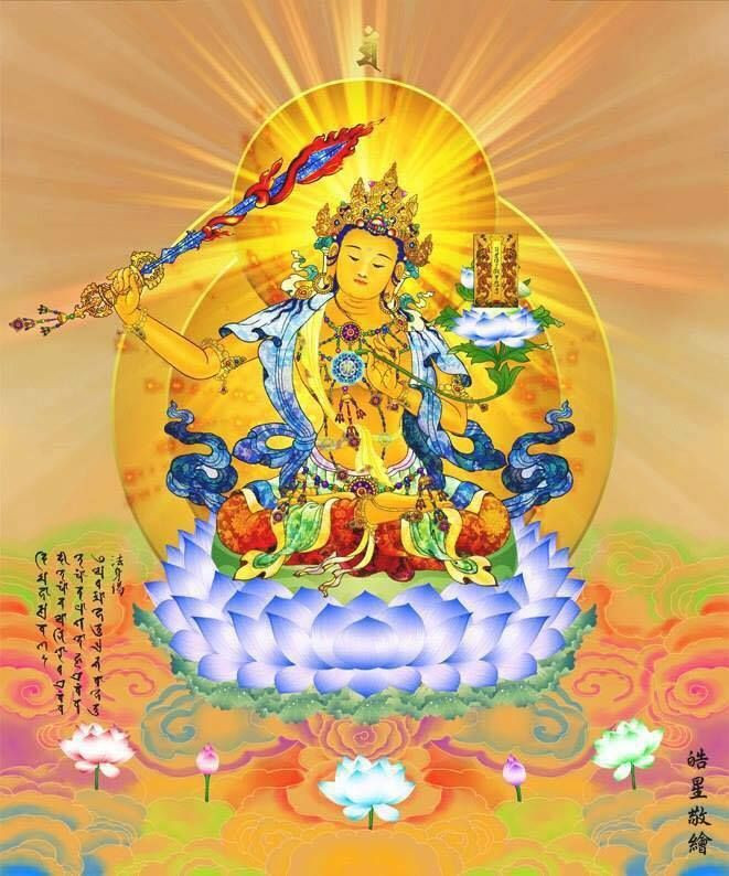 Văn Thù Bồ Tát với vẻ ngoài trẻ trung trên đài sen