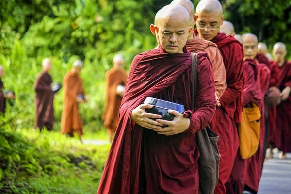 Vị sư thầy trang nghiêm đang thiền định trong ngôi chùa cổ kính, minh họa vai trò của thầy tu chân chính trong Phật giáo