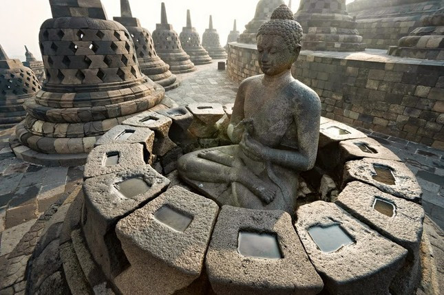 Vị thiền sư trầm tư suy ngẫm về bản chất của ái là gì trong Phật giáo