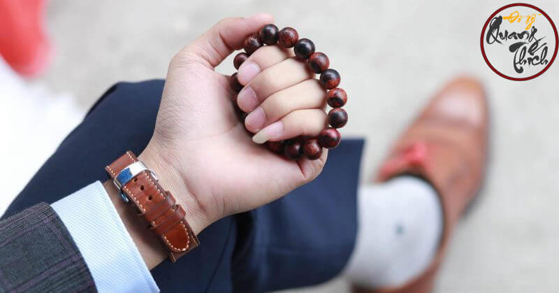 Vòng đeo tay gỗ sưa đỏ phong thủy mang năng lượng tích cực