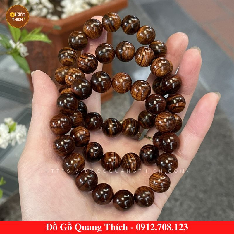 Vòng gỗ Sưa Đỏ 12 hạt có ý nghĩa phong thủy tốt, mang lại sức khỏe và tài lộc