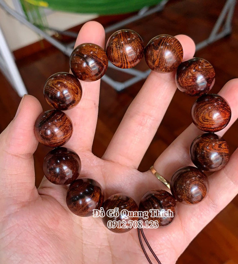 Vòng gỗ sưa đỏ 13 hạt, mang lại năng lượng tích cực
