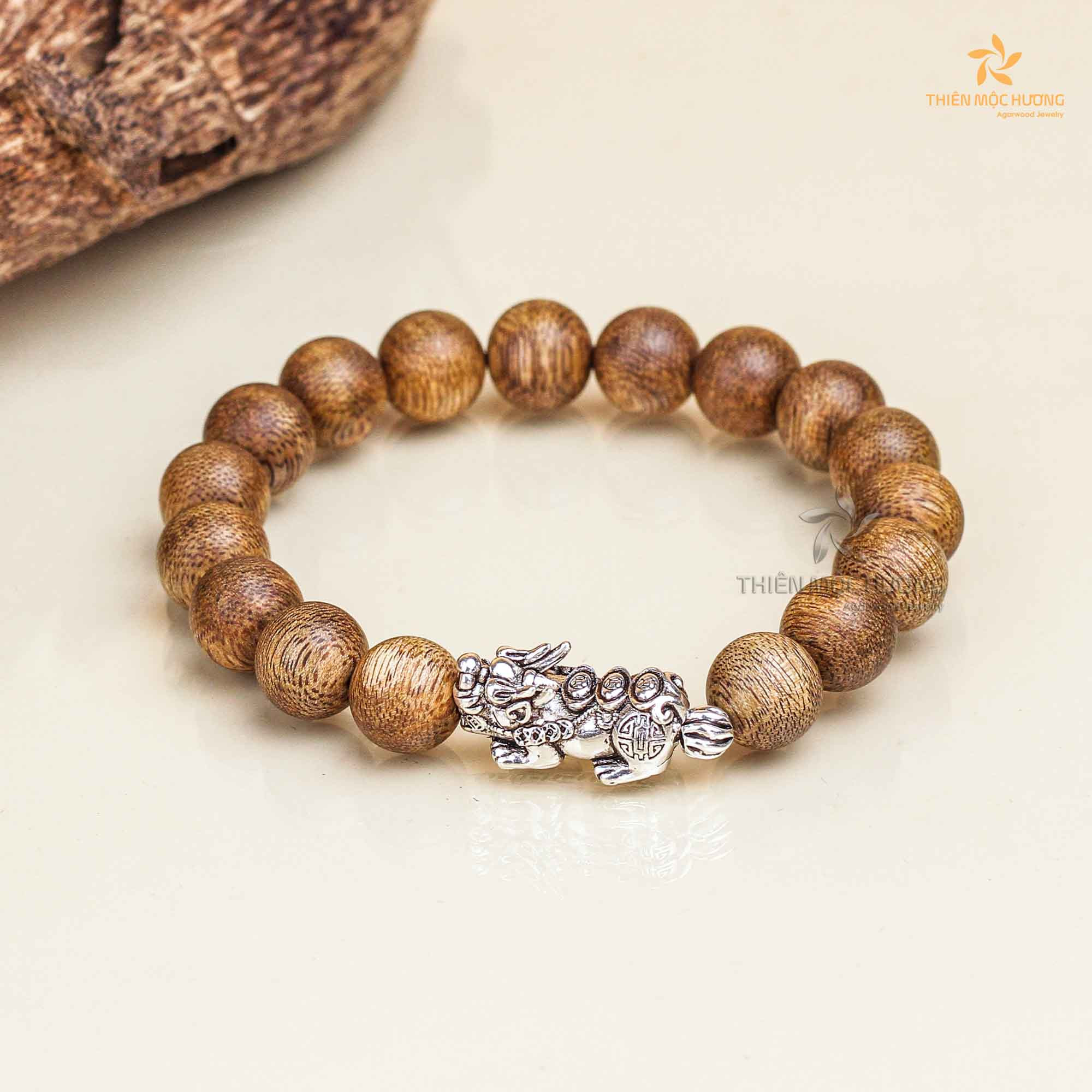 Vòng tay phong thủy nam trầm hương Tỳ Hưu bạc Thái, biểu tượng tài lộc.