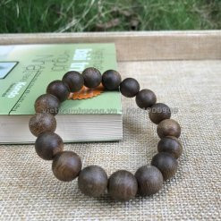 Vòng tay trầm hương nam hạt tròn kích thước 12mm, phù hợp nhiều vóc dáng.