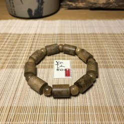 Vòng tay trầm hương nam kiểu trúc 10mm thanh lịch, thể hiện phong thái mạnh mẽ.