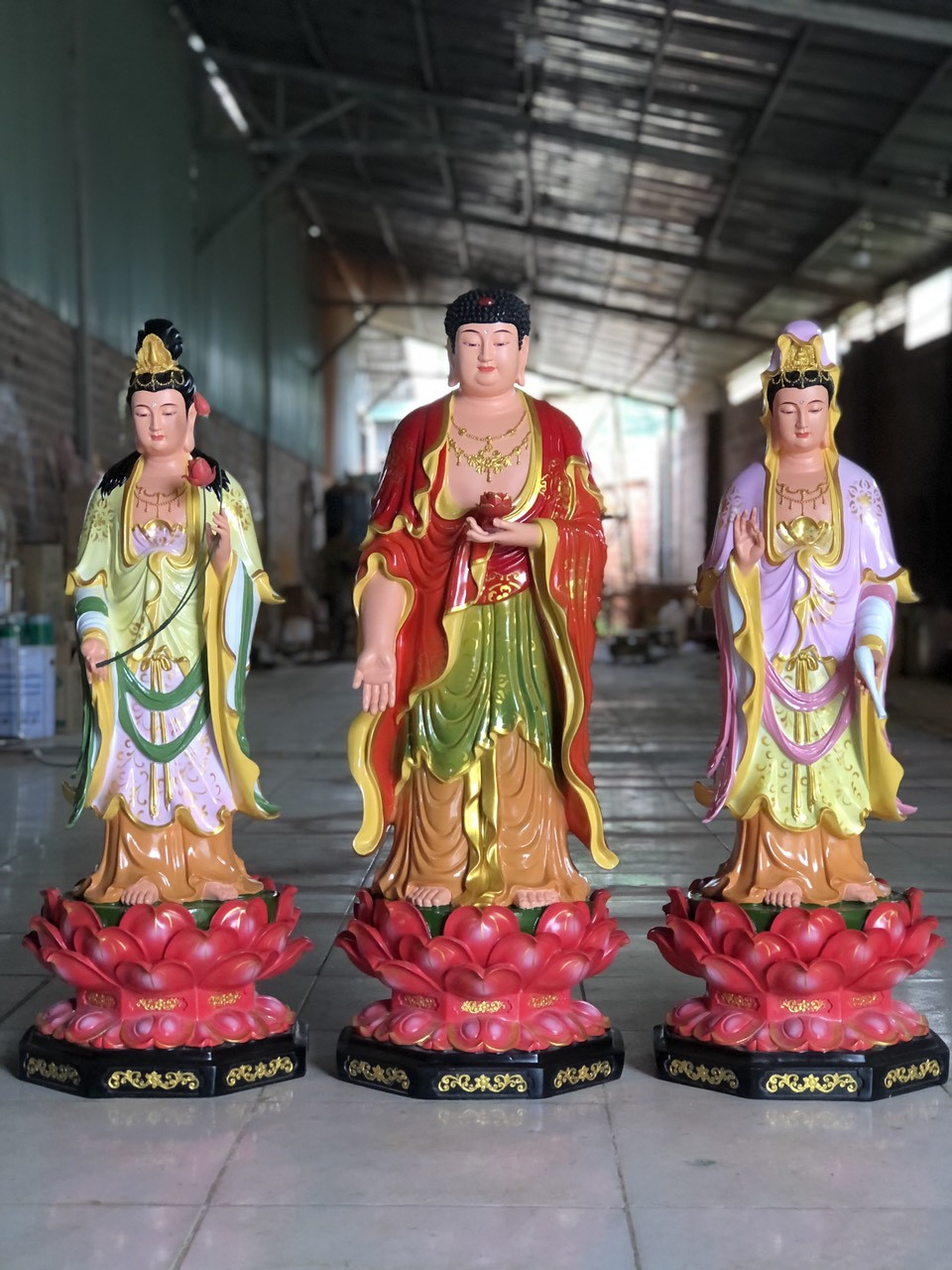 Ý nghĩa sâu sắc của bộ tượng Tam Thánh Phật trong Phật giáo