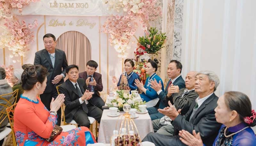 Nhà trai mang lễ vật sang nhà gái trong lễ dạm ngõ